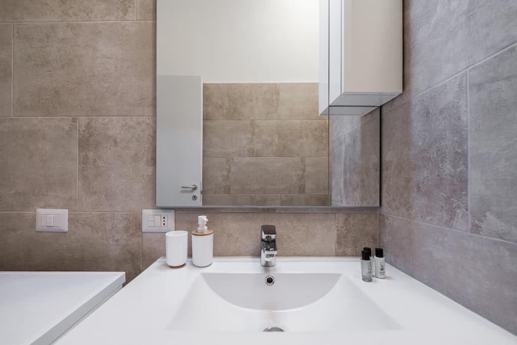 Linate Airport Elegant Suite,Tram 1 Minute Away Milano Dış mekan fotoğraf